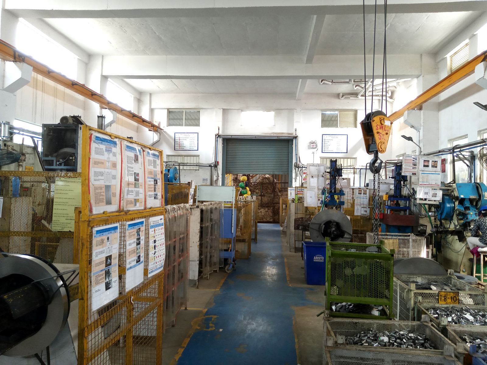 Press shop aisle with work instructions